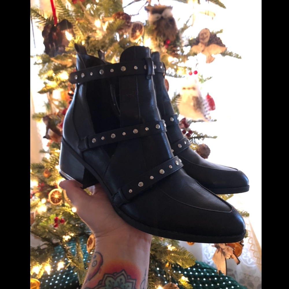 Black witchy pointy toe booties